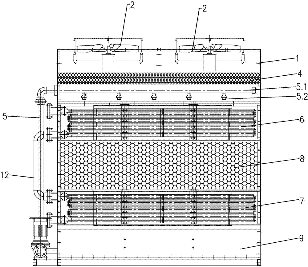 下介质出口通过介质连通管连接上介质进口;冷却塔体底部设有喷淋集