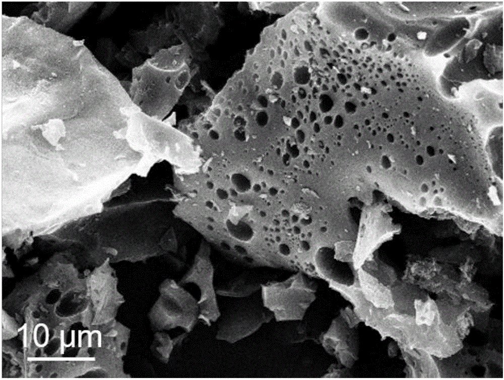一種利用塊狀泡沫結(jié)構(gòu)螯合物合成多級孔碳電吸附電極材料的方法及應(yīng)用與流程