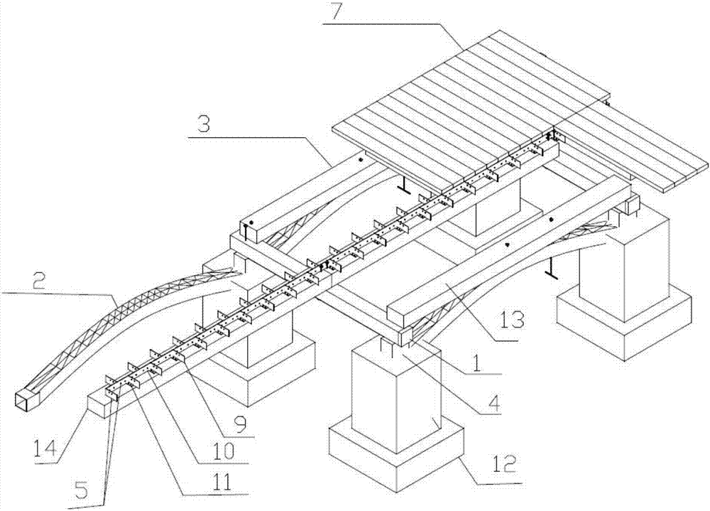 纵向连接所述木栈道基础(12)的拱形龙骨(2),设置在所述木栈道基础(12)