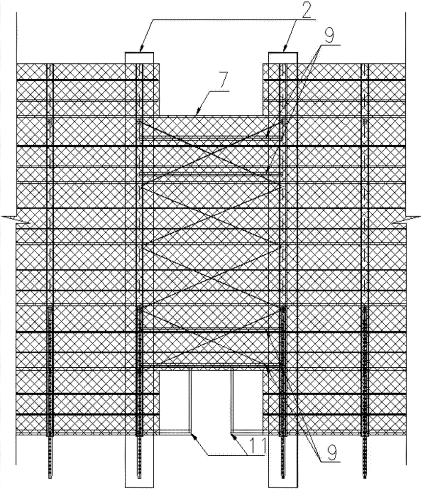 一种施工电梯与爬模架体的组合结构的制作方法