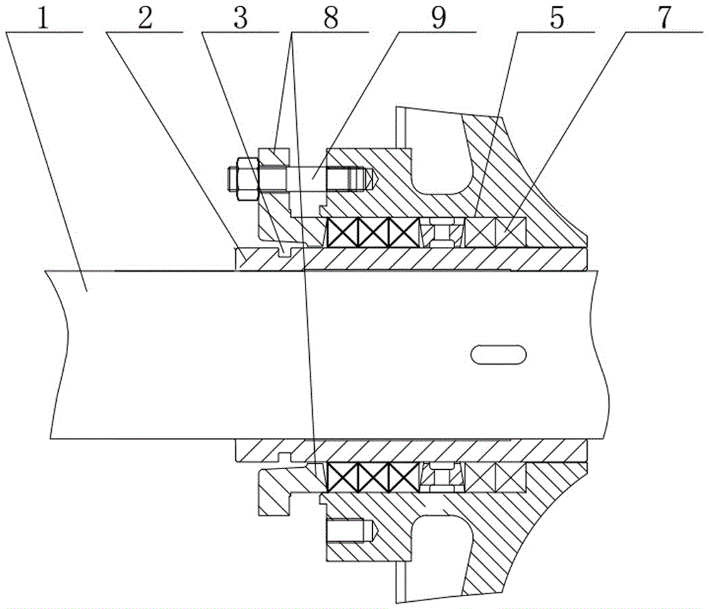 多级泵主轴与轴套的配合为小间隙的间隙配合,在填料函体与轴套外圆