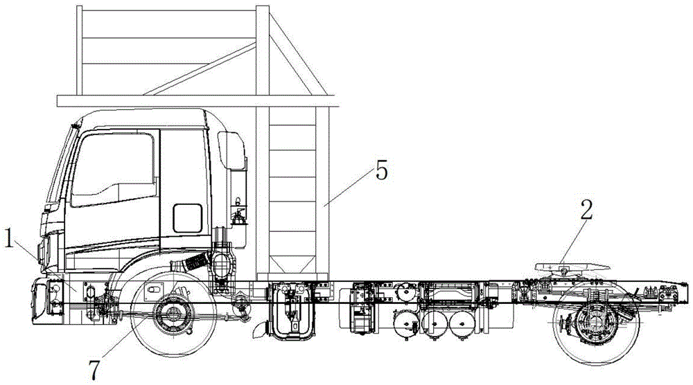 台半挂牵引车包括低车架,主簧和副簧,所述低车架通过低鞍座安装有挂车