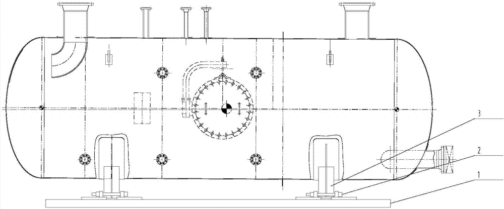 目前,闪蒸蒸汽罐的一对底脚大多由一对鞍座支撑在地基上,因设备工作时