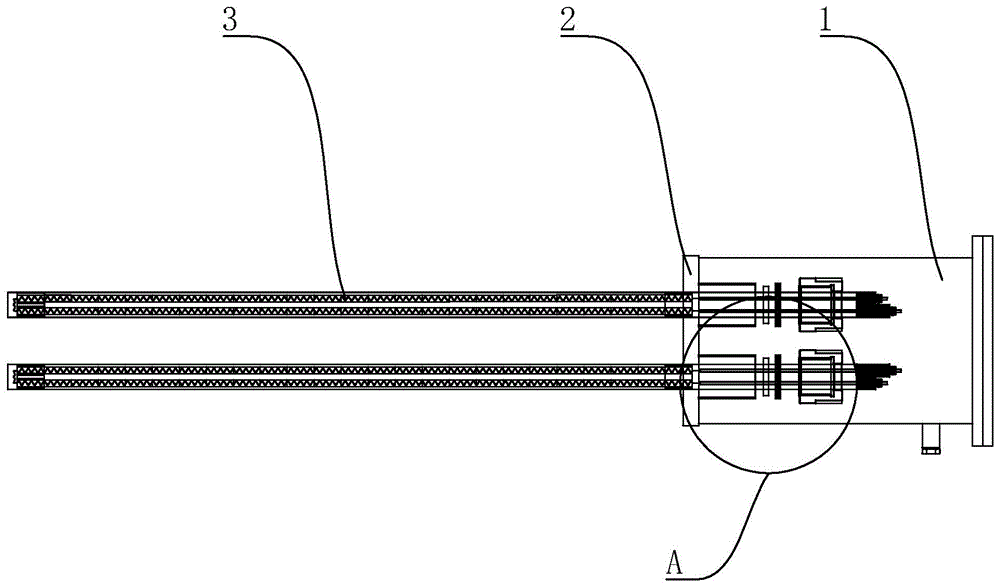 包括沿线性方向依次设置的接线盒,管板以及若干电加热管,管板靠接线盒