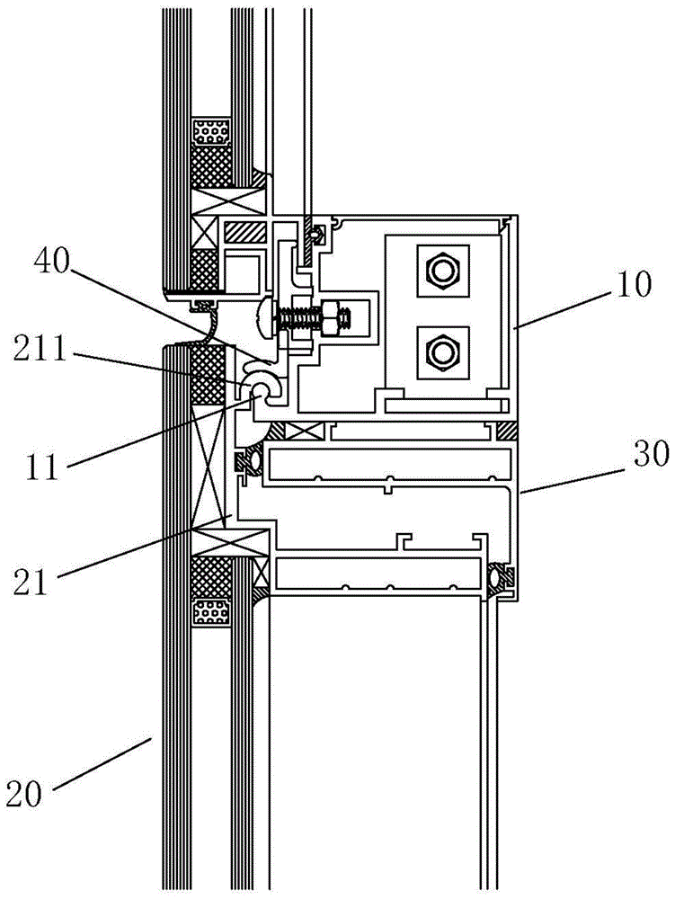 在铝合金横梁10外侧成型有直角圆轴凸缘11,在开启窗20的悬窗框架21