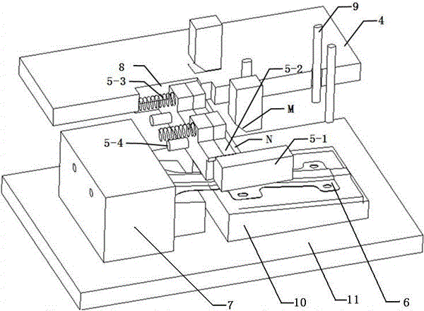 本实用新型涉及冷冲压模具技术领域,具体是一种整套斜楔组件都安装在