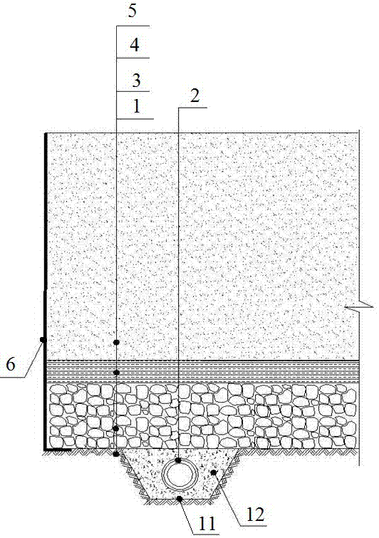 本实用新型属于盐碱地治理领域,具体涉及一种有效防止返碱的隔盐层