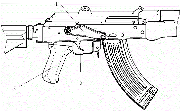 背景技术:ak及其衍生的系列枪械,其保险的动作通过射手扳动保险扳把