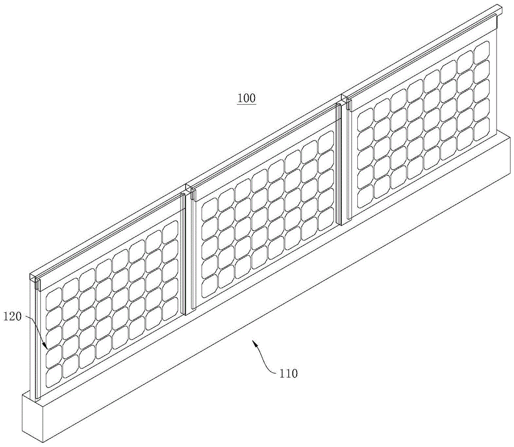 围栏组件;每个光伏组件包括组件本体以及安装在组件本体侧面的接线盒