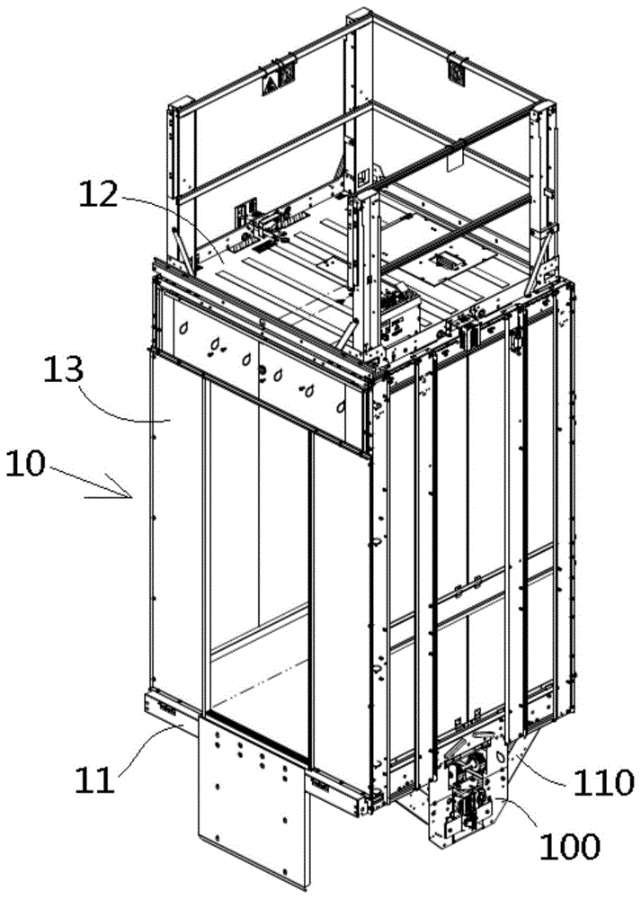 背景技术:目前,为了使利用钢带牵引的无机房电梯轿厢的结构简化和轻量