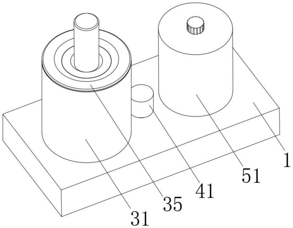 板式延時(shí)氮?dú)鈴椈傻闹谱鞣椒? /><br/><p>本技術(shù)涉及氮?dú)鈴椈桑唧w為板式延時(shí)氮?dú)鈴椈伞?/p><p><br/><b>背景技術(shù)：</b><br/></p><p>1、模具專(zhuān)用氮?dú)鈴椈?簡(jiǎn)稱(chēng)沖模氮?dú)鈴椈苫虻獨(dú)鈴椈苫虻獨(dú)飧谆虻?是一種以高壓氮?dú)鉃楣ぷ鹘橘|(zhì)的新型彈性組件,它體積小、彈力大、行程長(zhǎng)、工作平穩(wěn),制造精密,使用壽命長(zhǎng),彈力曲線(xiàn)平緩,以及不需要預(yù)緊等等,它具有金屬?gòu)椈?、橡膠和氣墊等常規(guī)彈性組件難于完成的工作,簡(jiǎn)化模具設(shè)計(jì)和制造,方便模具安裝和調(diào)整,延長(zhǎng)模具的使用壽命,確保產(chǎn)品質(zhì)量的穩(wěn)定,汽車(chē)模具中廣泛應(yīng)用氮?dú)鈴椈桑?/p><p>2、目前在沖壓生產(chǎn)過(guò)程中,沖床滑塊開(kāi)始回程時(shí)氮?dú)鈴椈傻乃查g回彈常使制件不能完全成型到所需尺寸,或者因氮?dú)鈴椈伤查g回彈對(duì)制件的沖擊而使其產(chǎn)生瑕疵,影響制件的尺寸,外觀和強(qiáng)度等，為此，我們提出板式延時(shí)氮?dú)鈴椈伞?/p><br/><p><b>技術(shù)實(shí)現(xiàn)思路</b></p><p>1、本實(shí)用新型要解決的技術(shù)問(wèn)題是克服現(xiàn)有的缺陷，提供板式延時(shí)氮?dú)鈴椈?，能夠進(jìn)行延時(shí)回彈，避免瞬間回彈對(duì)制件造成瑕疵，可以有效解決背景技術(shù)中的問(wèn)題。</p><p>2、為實(shí)現(xiàn)上述目的，本實(shí)用新型提供如下技術(shù)方案：板式延時(shí)氮?dú)鈴椈?，包括底板和彈簧組件；</p><p>3、底板：中部開(kāi)設(shè)有油路，所述底板上側(cè)的左端安裝有復(fù)位組件，所述復(fù)位組件與油路的右端相互對(duì)應(yīng)，所述底板上側(cè)的中部安裝有隔絕組件，所述隔絕組件的下端位于油路的內(nèi)部；</p><p>4、彈簧組件：包含第一缸體、襯套、活塞桿、油料、防塵環(huán)和密封環(huán)，所述底板上側(cè)的左端固定有第一缸體，所述油路的左端位于第一缸體的內(nèi)部，所述第一缸體內(nèi)部的下端和油路的內(nèi)部均填充有油料，所述第一缸體內(nèi)部的上端固定有襯套，所述襯套的內(nèi)部滑動(dòng)連接有活塞桿，所述活塞桿的圓周面上套接有密封環(huán)，所述密封環(huán)固定在襯套的內(nèi)部，所述第一缸體的上端固定有防塵環(huán)，通過(guò)設(shè)置防塵環(huán)能夠有效避免灰塵進(jìn)入到第一缸體的內(nèi)部。</p><p>5、進(jìn)一步的，所述隔絕組件包含電機(jī)、轉(zhuǎn)軸、密封圈、閥芯和轉(zhuǎn)盤(pán)，所述底板上側(cè)的中部安裝有電機(jī)，所述底板的中部開(kāi)設(shè)有開(kāi)口，所述開(kāi)口的內(nèi)部轉(zhuǎn)動(dòng)連接有轉(zhuǎn)軸，所述轉(zhuǎn)軸的圓周面上套接有密封圈，所述密封圈固定在開(kāi)口的內(nèi)部，所述開(kāi)口與油路相通，所述轉(zhuǎn)軸的下端固定有閥芯，所述閥芯位于油路的中部，所述閥芯的中部設(shè)置有通孔，所述閥芯表面的下端固定有轉(zhuǎn)盤(pán)，所述轉(zhuǎn)盤(pán)轉(zhuǎn)動(dòng)連接在油路內(nèi)部的下端，所述電機(jī)的輸入端電連接外部控制開(kāi)關(guān)的輸出端，通過(guò)設(shè)置隔絕組件對(duì)油路進(jìn)行隔絕。</p><p>6、進(jìn)一步的，所述復(fù)位組件包含第二缸體、活塞、氮?dú)夂兔芊馊龅装迳蟼?cè)的右端固定有第二缸體，所述油路的右端位于第二缸體的內(nèi)部，所述第二缸體內(nèi)部的下端滑動(dòng)連接有活塞，所述第二缸體內(nèi)部的上端填充有氮?dú)?，所述第二缸體上端設(shè)置有注料孔，所述注料孔的內(nèi)部螺紋連接有密封塞，通過(guò)設(shè)置復(fù)位組件對(duì)活塞桿進(jìn)行復(fù)位。</p><p>7、進(jìn)一步的，所述第一缸體的圓周面上開(kāi)設(shè)有第一環(huán)形槽，所述第一環(huán)形槽的內(nèi)部設(shè)置有卡簧，所述卡簧卡接在襯套的表面上，通過(guò)設(shè)置卡簧能夠有效保證襯套的穩(wěn)定性。</p><p>8、進(jìn)一步的，所述第一缸體的圓周面上開(kāi)設(shè)有第二環(huán)形槽，所述第二環(huán)形槽的內(nèi)部固定有橡膠環(huán)，所述橡膠環(huán)固定在襯套的表面上，所述橡膠環(huán)位于卡簧的下方，通過(guò)設(shè)置橡膠環(huán)能夠有效避免第一缸體漏氣。</p><p>9、與現(xiàn)有技術(shù)相比，本實(shí)用新型的有益效果是：本板式延時(shí)氮?dú)鈴椈?，具有以下好處?/p><p>10、通過(guò)設(shè)置彈簧組件使得活塞桿在向下壓縮時(shí)將擠壓縮油料沿著油路向右進(jìn)入到第二缸體的內(nèi)部，當(dāng)活塞桿向下移動(dòng)到合適的位置后啟動(dòng)電機(jī)使得閥芯轉(zhuǎn)動(dòng)將油路隔絕，隔絕后即可活塞桿能夠長(zhǎng)時(shí)間保壓，從而避免瞬間回彈對(duì)制件造成瑕疵。</p><br/><br><b>技術(shù)特征：</b><br/><p>1.板式延時(shí)氮?dú)鈴椈?，其特征在于：包括底?1)和彈簧組件(3)；</p><p>2.根據(jù)權(quán)利要求1所述的板式延時(shí)氮?dú)鈴椈?，其特征在于：所述隔絕組件(4)包含電機(jī)(41)、轉(zhuǎn)軸(42)、密封圈(43)、閥芯(44)和轉(zhuǎn)盤(pán)(45)，所述底板(1)上側(cè)的中部安裝有電機(jī)(41)，所述底板(1)的中部開(kāi)設(shè)有開(kāi)口，所述開(kāi)口的內(nèi)部轉(zhuǎn)動(dòng)連接有轉(zhuǎn)軸(42)，所述轉(zhuǎn)軸(42)的圓周面上套接有密封圈(43)，所述密封圈(43)固定在開(kāi)口的內(nèi)部，所述開(kāi)口與油路(2)相通，所述轉(zhuǎn)軸(42)的下端固定有閥芯(44)，所述閥芯(44)位于油路(2)的中部，所述閥芯(44)的中部設(shè)置有通孔，所述閥芯(44)表面的下端固定有轉(zhuǎn)盤(pán)(45)，所述轉(zhuǎn)盤(pán)(45)轉(zhuǎn)動(dòng)連接在油路(2)內(nèi)部的下端，所述電機(jī)(41)的輸入端電連接外部控制開(kāi)關(guān)的輸出端。</p><p>3.根據(jù)權(quán)利要求1所述的板式延時(shí)氮?dú)鈴椈?，其特征在于：所述?fù)位組件(5)包含第二缸體(51)、活塞(52)、氮?dú)?53)和密封塞(54)，所述底板(1)上側(cè)的右端固定有第二缸體(51)，所述油路(2)的右端位于第二缸體(51)的內(nèi)部，所述第二缸體(51)內(nèi)部的下端滑動(dòng)連接有活塞(52)，所述第二缸體(51)內(nèi)部的上端填充有氮?dú)?53)，所述第二缸體(51)上端設(shè)置有注料孔，所述注料孔的內(nèi)部螺紋連接有密封塞(54)。</p><p>4.根據(jù)權(quán)利要求1所述的板式延時(shí)氮?dú)鈴椈桑涮卣髟谟冢核龅谝桓左w(31)的圓周面上開(kāi)設(shè)有第一環(huán)形槽，所述第一環(huán)形槽的內(nèi)部設(shè)置有卡簧(6)，所述卡簧(6)卡接在襯套(32)的表面上。</p><p>5.根據(jù)權(quán)利要求4所述的板式延時(shí)氮?dú)鈴椈桑涮卣髟谟冢核龅谝桓左w(31)的圓周面上開(kāi)設(shè)有第二環(huán)形槽，所述第二環(huán)形槽的內(nèi)部固定有橡膠環(huán)(7)，所述橡膠環(huán)(7)固定在襯套(32)的表面上，所述橡膠環(huán)(7)位于卡簧(6)的下方。</p><br/><b>技術(shù)總結(jié)</b><br>本技術(shù)公開(kāi)了板式延時(shí)氮?dú)鈴椈?，涉及氮?dú)鈴椈杉夹g(shù)領(lǐng)域，包括底板和彈簧組件；底板：中部開(kāi)設(shè)有油路，所述底板上側(cè)的左端安裝有復(fù)位組件，所述復(fù)位組件與油路的右端相互對(duì)應(yīng)，所述底板上側(cè)的中部安裝有隔絕組件，所述隔絕組件的下端位于油路的內(nèi)部；彈簧組件：包含第一缸體、襯套、活塞桿、油料、防塵環(huán)和密封環(huán)，所述底板上側(cè)的左端固定有第一缸體，所述油路的左端位于第一缸體的內(nèi)部，所述第一缸體內(nèi)部的下端和油路的內(nèi)部均填充有油料，所述第一缸體內(nèi)部的上端固定有襯套，所述襯套的內(nèi)部滑動(dòng)連接有活塞桿，所述活塞桿的圓周面上套接有密封環(huán)，能夠進(jìn)行延時(shí)回彈，避免瞬間回彈對(duì)制件造成瑕疵。<br/><br/><b>技術(shù)研發(fā)人員：</b>李建,韓向陽(yáng),冉中濤,理婷婷<br/><b>受保護(hù)的技術(shù)使用者：</b>東莞市元浩精密機(jī)械科技有限公司<br/><b>技術(shù)研發(fā)日：</b>20240429<br/><b>技術(shù)公布日：</b>2024/12/23
                        </div>
                        </div>
                        <div   id=