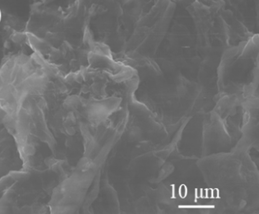 一种生物质衍生石墨化蓬松碳材料及其制备方法和应用