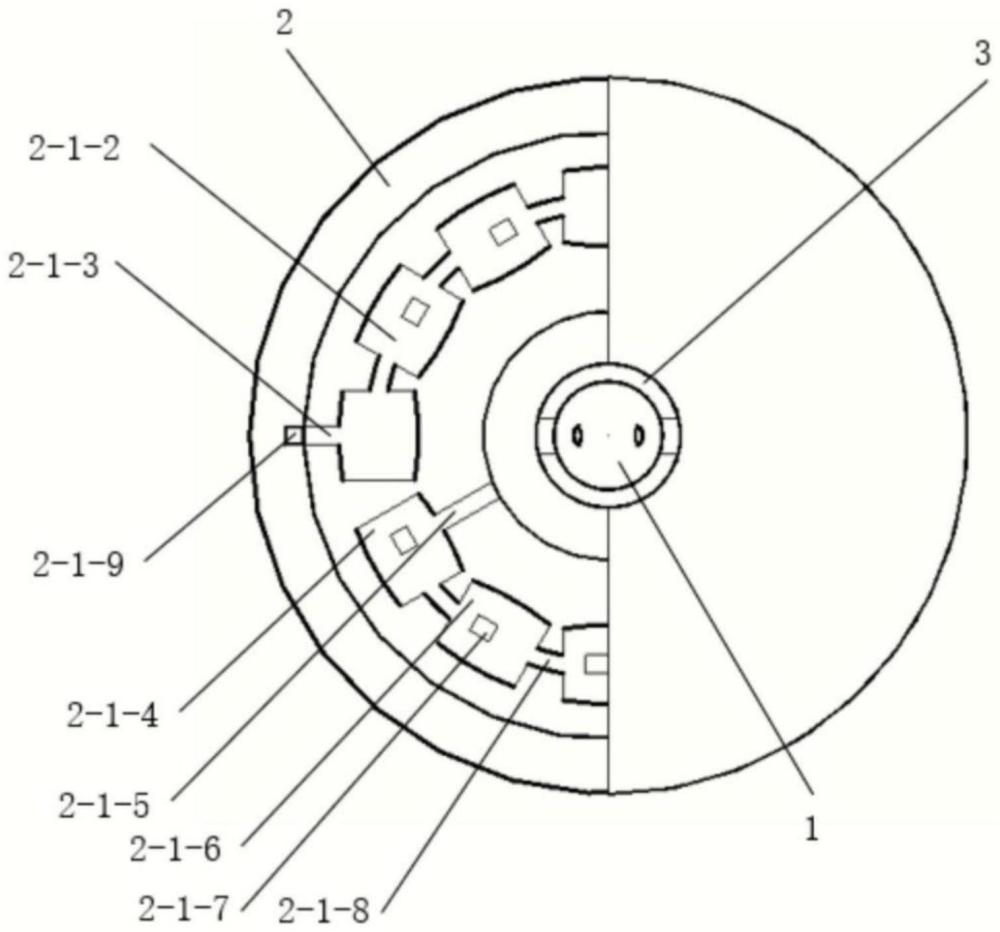 一種圓錐形插頭壓力補償?shù)喂喙嗨鞯闹谱鞣椒? /><br/><p>本發(fā)明屬于滴灌灌水器設(shè)計領(lǐng)域，尤其涉及一種圓錐形插頭壓力補償?shù)喂喙嗨鳌?/p><p><br/><b>背景技術(shù)：</b><br/></p><p>1、滴灌技術(shù)作為一種高效的水資源利用方式，在我國的農(nóng)業(yè)生產(chǎn)中展現(xiàn)出了巨大的潛力與消能。通過精確控制水量和灌溉位置，滴灌能夠大幅度提高水資源的利用效率。</p><p>2、然而，現(xiàn)有的滴灌灌水器在使用前，需要使用打孔器在pe管上進行打孔才能安裝滴灌灌水器，這一步驟不僅增加了安裝成本，還在一定程度上影響了滴灌系統(tǒng)的普及和應用效率。</p><p>3、此外，隨著水資源緊缺問題的日益嚴峻，農(nóng)業(yè)灌溉水源的選擇也變得越來越多樣化，高含沙水、再生水、微咸水等逐漸成為常見的灌溉水源。然而，這些水源中往往含有大量的懸浮物、有機質(zhì)以及微生物等雜質(zhì)，這些雜質(zhì)在灌溉過程中容易堵塞滴灌灌水器，進而降低其使用壽命，影響滴灌系統(tǒng)的整體性能。</p><p>4、因此，為了解決上述問題，需要設(shè)計一種圓錐形插頭壓力補償?shù)喂喙嗨鳌?/p><br/><p><b>技術(shù)實現(xiàn)思路</b></p><p>1、本發(fā)明所要解決的技術(shù)問題在于解決現(xiàn)有技術(shù)中存在的不足，設(shè)計一種新的一種圓錐形插頭壓力補償?shù)喂喙嗨鳎@個圓錐形插頭壓力補償?shù)喂喙嗨鹘Y(jié)構(gòu)簡單，制備方便，造價低廉，便于大規(guī)模生產(chǎn)，更加適用于大面積、長距離的滴灌作業(yè)，設(shè)置連接件和滴灌件，連接件插入毛管內(nèi)接觸水源，滴灌件利用迷宮流道的高效的消能作用，使得本發(fā)明裝置在低壓條件下也能進行壓力補償作用，保證灌水器的穩(wěn)定出流，解決現(xiàn)有的滴灌灌水器在使用前，需要使用打孔器在pe管上進行打孔才能安裝滴灌灌水器以及現(xiàn)有滴灌灌水器易堵塞的問題。</p><p>2、本發(fā)明解決其技術(shù)問題所采用的方案為：</p><p>3、一種圓錐形插頭壓力補償?shù)喂喙嗨鳎?/p><p>4、其特征在于，</p><p>5、包含連接件和滴灌件，所述連接件固定在所述滴灌件側(cè)部，</p><p>6、所述連接件和滴灌件通過連接裝置連接，</p><p>7、所述連接件包含插頭和連接管，</p><p>8、所述插頭采用圓錐結(jié)構(gòu)，所述連接管固定在所述插頭底面，</p><p>9、所述插頭設(shè)置有進水口，所述連接管內(nèi)設(shè)置有出水道，所述進水口和出水道連通，</p><p>10、所述滴灌件包含消能部和滴灌部，所述滴灌部固定在所述消能部側(cè)部，</p><p>11、所述消能部內(nèi)部中空，</p><p>12、所述消能部內(nèi)設(shè)置有壓力補償墊片，所述壓力補償墊片將消能部內(nèi)腔劃分為上內(nèi)腔和下內(nèi)腔，</p><p>13、所述下內(nèi)腔內(nèi)設(shè)置有流道，所述壓力補償墊片側(cè)部緊貼下內(nèi)腔內(nèi)的流道，</p><p>14、所述流道包含流道入水口、流道單元和流道出水口，水流從流道入水口進入，穿過流道單元后通過流道出水口流出，</p><p>15、所述消能部的內(nèi)部設(shè)置有導流槽，所述導流槽連接上內(nèi)腔和流道入水口，</p><p>16、所述流道出水口和所述下內(nèi)腔連通，</p><p>17、所述消能部側(cè)部設(shè)置有灌水器出水口，所述灌水器出水口與所述下內(nèi)腔連通，</p><p>18、所述滴灌部設(shè)置有滴灌孔，所述滴灌孔和所述灌水器出水口相對應。</p><p>19、作為本發(fā)明的一種優(yōu)選實施方式，所述連接裝置內(nèi)部設(shè)置有過流通道，所述過流通道連接連接件的出水口和上內(nèi)腔，</p><p>20、所述連接裝置包含連接板和固定裝置，所述連接板連接消能部和固定裝置，</p><p>21、所述固定裝置靠近連接件的一端設(shè)置有連接槽和固定孔，</p><p>22、所述連接管伸入所述固定孔內(nèi)，所述出水道和所述過流通道相對應，</p><p>23、所述連接槽內(nèi)設(shè)置有第一滑軌和第二滑軌，所述第一滑軌和第二滑軌結(jié)構(gòu)一致，所述第一滑軌內(nèi)和第二滑軌內(nèi)均契合有滑塊，兩個滑塊之間設(shè)置有固定插塊，</p><p>24、所述連接管側(cè)部設(shè)置有第一固定槽、第二固定槽和第三固定槽，所述第一固定槽固定在所述第二固定槽和第三固定槽之間，</p><p>25、所述固定插塊靠近連接管的一端插入所述第一固定槽內(nèi)，</p><p>26、所述第一滑塊靠近連接管的一端插入所述第二固定槽內(nèi)，</p><p>27、所述第二滑塊靠近連接管的一端插入所述第三固定槽內(nèi)，</p><p>28、所述固定插塊靠近連接管的一側(cè)設(shè)置有貼合連接管表層的弧面。</p><p>29、作為本發(fā)明的一種優(yōu)選實施方式，所述流道單元包含若干個緩沖流道和若干個分叉流道。</p><p>30、作為本發(fā)明的一種優(yōu)選實施方式，所述固定孔側(cè)部連接有彈性體，</p><p>31、所述連接管端部設(shè)置有延長件，</p><p>32、所述彈性體為圓柱結(jié)構(gòu)，</p><p>33、所述彈性體設(shè)置有貼合延長件表層的連接孔。</p><p>34、作為本發(fā)明的一種優(yōu)選實施方式，所述緩沖流道內(nèi)設(shè)置有緩沖塊。</p><p>35、作為本發(fā)明的一種優(yōu)選實施方式，所述插頭在進水口對應位置設(shè)置有過濾紗。</p><p>36、作為本發(fā)明的一種優(yōu)選實施方式，所述彈性體采用橡膠材質(zhì)制作。</p><p>37、作為本發(fā)明的一種優(yōu)選實施方式，所述消能部采用圓柱結(jié)構(gòu)，所述壓力補償墊片為硅膠制成的圓餅狀彈性結(jié)構(gòu)。</p><p>38、作為本發(fā)明的一種優(yōu)選實施方式，所述滴灌部側(cè)部設(shè)置有連接桿，</p><p>39、所述連接桿另一端連接有擋流板，所述擋流板和所述滴灌部的端部之間設(shè)置有間隔，形成供水流流出的滴灌帶。</p><p>40、作為本發(fā)明的一種優(yōu)選實施方式，所述緩沖流道的寬度為0.5-2mm，所述分叉迷宮流道的深度為0.5-2mm。</p><p>41、與現(xiàn)有技術(shù)相比，本發(fā)明具有以下有益效果：</p><p>42、1、本發(fā)明裝置提供一種圓錐形插頭壓力補償?shù)喂喙嗨鳎O(shè)置連接件和滴灌件，連接件的插頭不同于傳統(tǒng)灌水器的插頭，采用了圓錐形結(jié)構(gòu)，可以直接對毛管進行安裝，去掉了打孔件打孔的步驟，減少滴灌灌水器安裝的時間。灌水器整體結(jié)構(gòu)簡單，制備方便，造價低廉，便于大規(guī)模生產(chǎn)，更加適用于大面積、長距離的滴灌作業(yè)。</p><p>43、2、本發(fā)明裝置一種圓錐形插頭壓力補償?shù)喂喙嗨髟O(shè)置的連接件和滴灌件采用可拆卸的方式連接，當灌水器堵塞時，通過調(diào)節(jié)固定裝置，將圓錐形插頭與其他裝置分開，只需要更換部分裝置，而不需要整體更換，極大地減小了成本。</p><p>44、3、滴灌件的流道選用迷宮流道，利用迷宮流道的高效的消能作用，使得壓力補償灌水器在低壓條件下也能進行壓力補償作用，保證灌水器的穩(wěn)定出流。</p><p>45、4、插頭在進水口對應位置設(shè)置有過濾紗，初步過濾常見的灌溉水源中含有的大量懸浮物、有機質(zhì)以及微生物等雜質(zhì)，防止這些雜質(zhì)在灌溉過程中堵塞滴灌灌水器，延長本發(fā)明裝置的使用壽命。</p><br/><br><b>技術(shù)特征：</b><br/><p>1.一種圓錐形插頭壓力補償?shù)喂喙嗨鳎?/p><p>2.如權(quán)利要求1所述的一種圓錐形插頭壓力補償?shù)喂喙嗨鳎?/p><p>3.如權(quán)利要求1所述的一種圓錐形插頭壓力補償?shù)喂喙嗨鳎?/p><p>4.如權(quán)利要求2所述的一種圓錐形插頭壓力補償?shù)喂喙嗨鳎?/p><p>5.如權(quán)利要求3所述的一種圓錐形插頭壓力補償?shù)喂喙嗨鳎?/p><p>6.如權(quán)利要求1所述的一種圓錐形插頭壓力補償?shù)喂喙嗨鳎?/p><p>7.如權(quán)利要求4所述的一種圓錐形插頭壓力補償?shù)喂喙嗨鳎?/p><p>8.如權(quán)利要求1所述的一種圓錐形插頭壓力補償?shù)喂喙嗨鳎?/p><p>9.如權(quán)利要求1所述的一種圓錐形插頭壓力補償?shù)喂喙嗨鳎?/p><p>10.如權(quán)利要求3所述的一種圓錐形插頭壓力補償?shù)喂喙嗨鳎?/p><br/><b>技術(shù)總結(jié)</b><br>本發(fā)明公開了一種圓錐形插頭壓力補償?shù)喂喙嗨鳎婕暗喂喙嗨髟O(shè)計領(lǐng)域，包含連接件和滴灌件，連接件和滴灌件通過連接裝置連接，連接件包含插頭和連接管，插頭設(shè)置進水口，連接管內(nèi)設(shè)置出水道，滴灌件包含消能部和滴灌部，消能部內(nèi)設(shè)置有壓力補償墊片，壓力補償墊片將消能部內(nèi)腔劃分為上內(nèi)腔和下內(nèi)腔，下內(nèi)腔內(nèi)設(shè)置流道，水流從流道入水口進入，穿過流道單元后通過流道出水口流出，消能部的內(nèi)部設(shè)置有連接上內(nèi)腔和流道入水口的導流槽，滴灌部設(shè)置有滴灌孔供水流出。本發(fā)明裝置提供一種圓錐形插頭壓力補償?shù)喂喙嗨鳎w結(jié)構(gòu)簡單，制備方便，造價低廉，便于大規(guī)模生產(chǎn)，更加適用于大面積、長距離的滴灌作業(yè)。<br/><br/><b>技術(shù)研發(fā)人員：</b>劉超,余華偉,王亮春,洪方,晏凱,張永平,王凱,李懿婧,趙述通<br/><b>受保護的技術(shù)使用者：</b>國網(wǎng)新源集團有限公司<br/><b>技術(shù)研發(fā)日：</b><br/><b>技術(shù)公布日：</b>2025/4/24
                        </div>
                        </div>
                        <div   id=